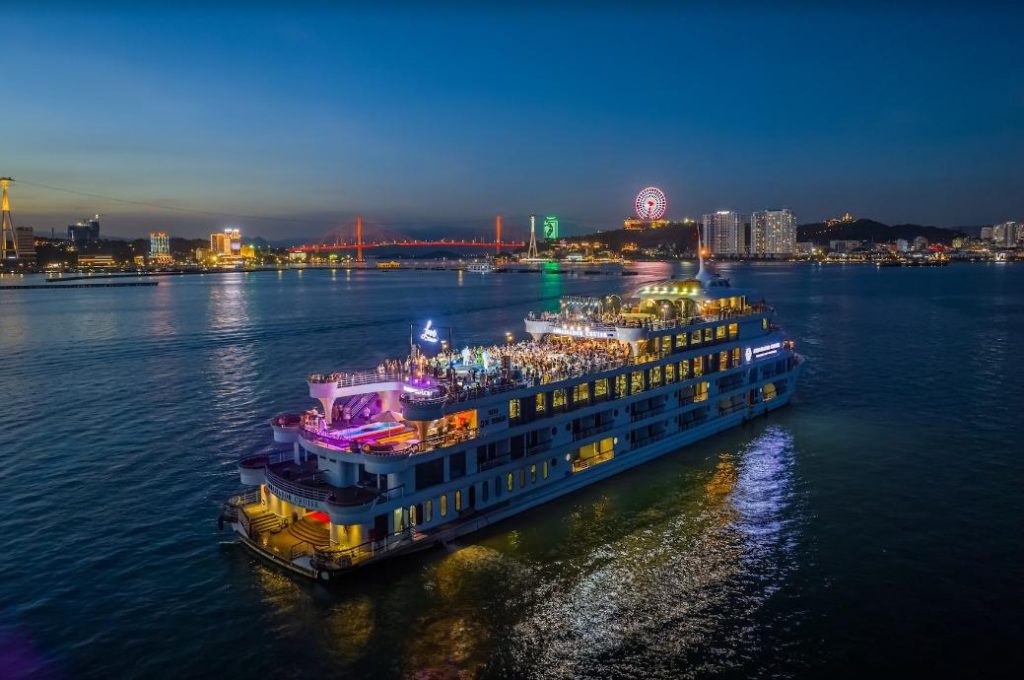 Ăn tối trên du thuyền Ambassador Cruise Hạ Long